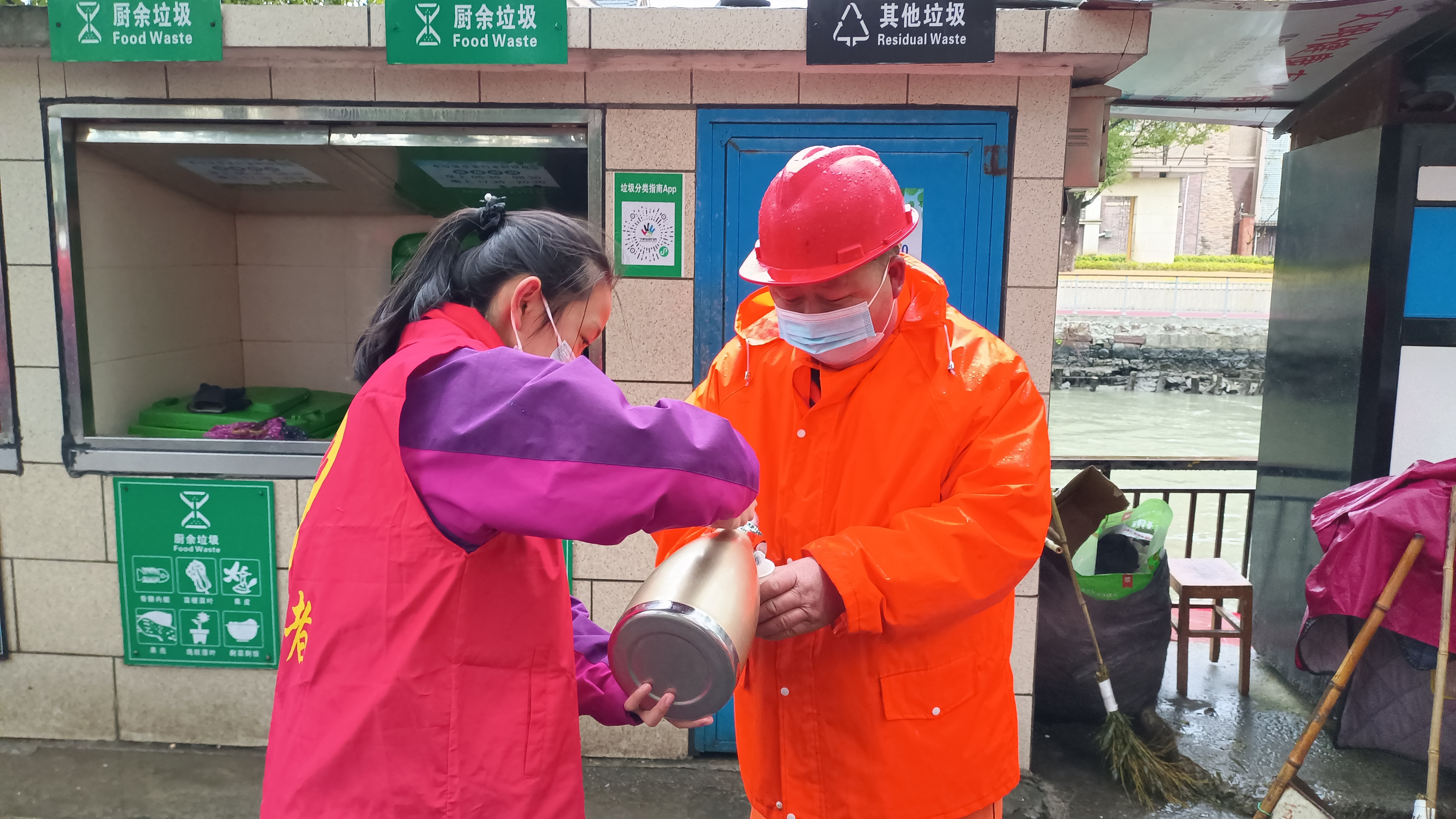 2月6日,天空飄著毛毛細雨,立人中學和仁愛中學的同學們走進張鑑碶社區