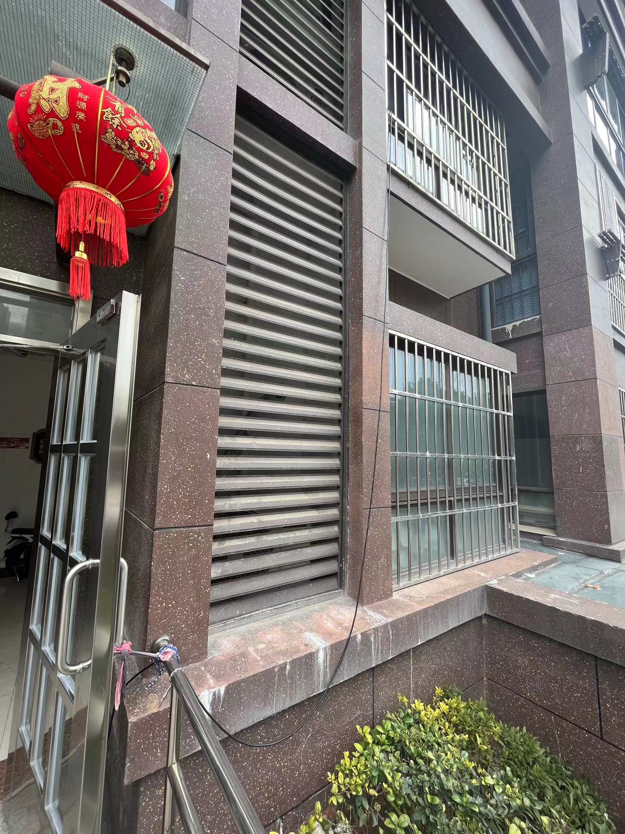 "飞线"从二楼接至一楼骆驼街道吾悦广场一期吾悦广场一期6号楼一层为