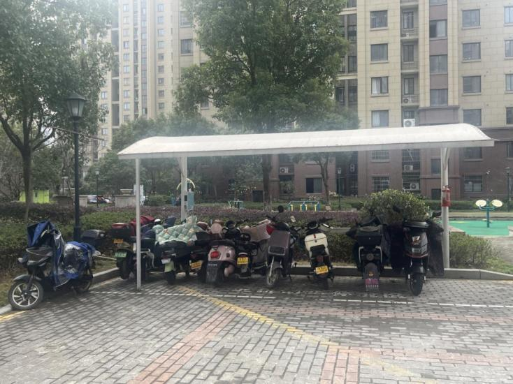骆驼街道吾悦广场一期记者来到吾悦广场一期,发现6号楼一楼架空层内已